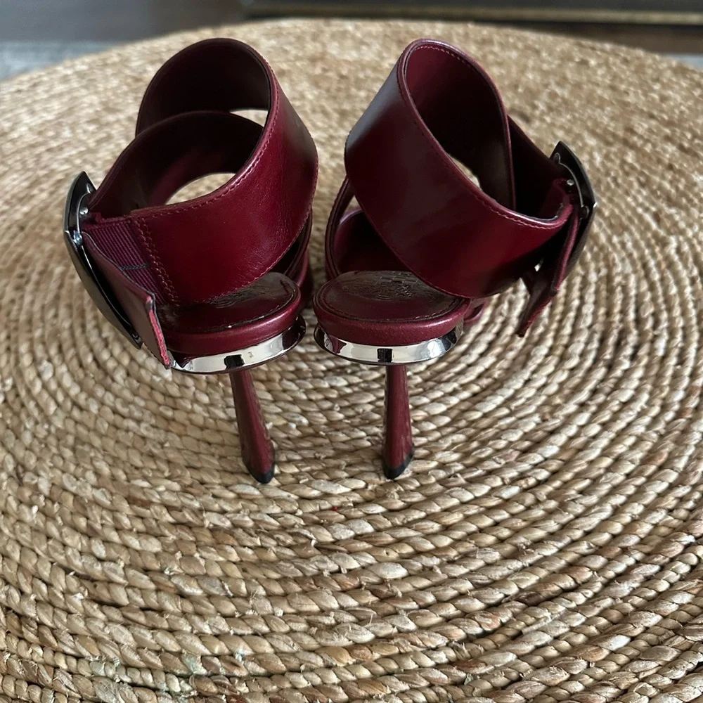 Vince Camuto Burgundy Leather Buckle Pump Sz 7.5 NWOT - Picture 5 of 6